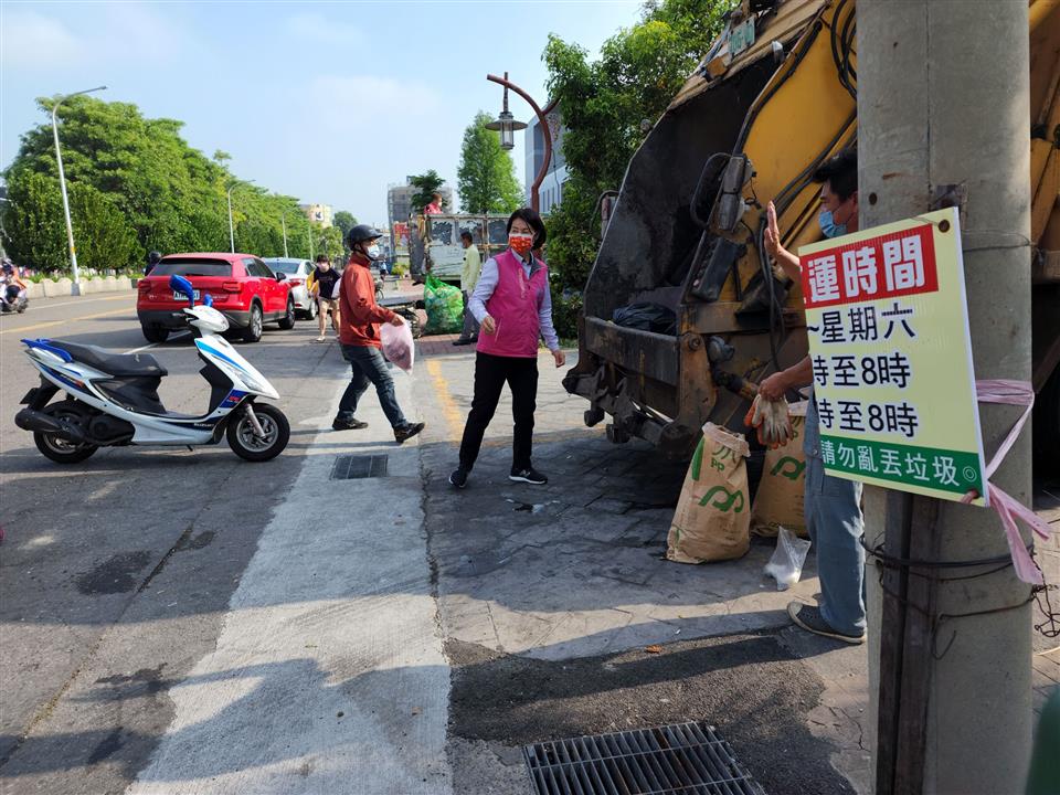 04月份鎮政活動剪影1110428黃鎮長瑞珠-定點回收站視察，向辛苦的清潔隊員們說聲辛苦了 